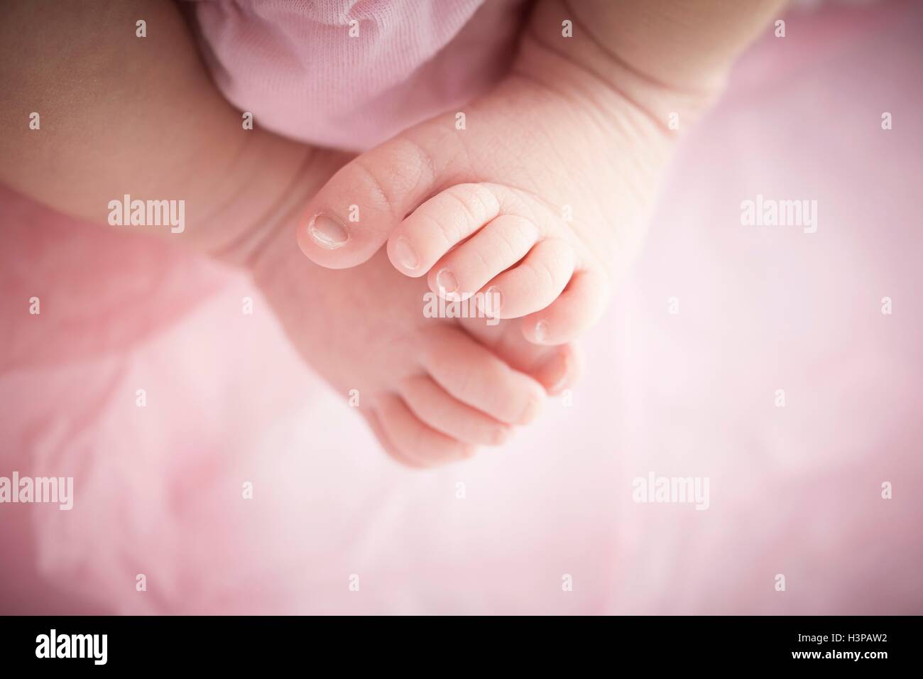 Modelo Liberado Bebe Nina De Pies Descalzos De Cerca Fotografia De Stock Alamy Modelo Liberado Bebe Nina De Pies Descalzos De Cerca Fotografia De Stock Alamy