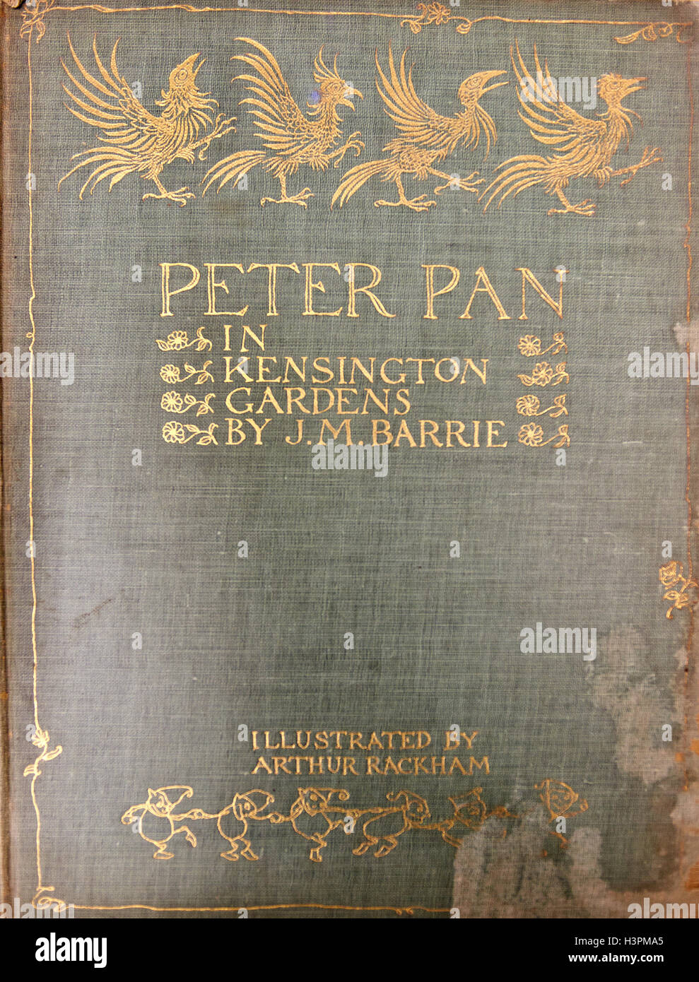 Una copia de 1912 de Peter Pan ilustrado por Arthur Rackham valen £300 que  fue donado a la librería de Oxfam en Thame Fotografía de stock - Alamy