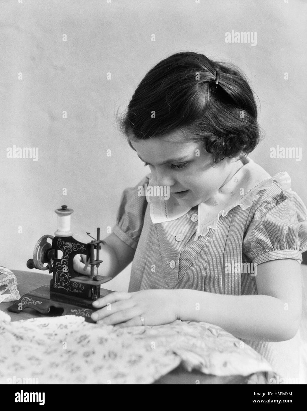 Niña en la máquina de coser Imágenes de stock en blanco y negro - Alamy