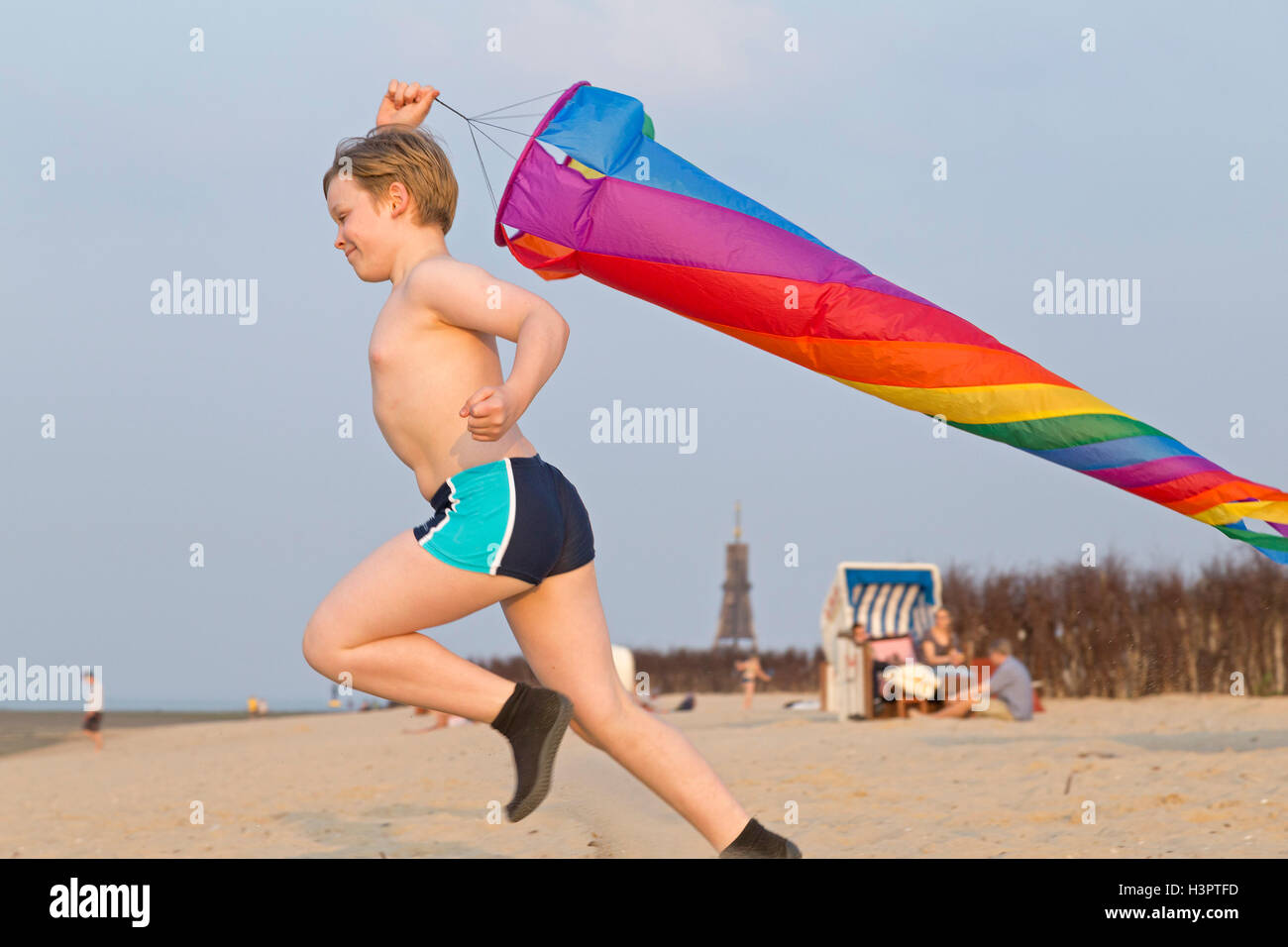 Niño corriendo con el viento camisa, playa, Wurster Cuxhaven-Doese, tierra, Baja Sajonia, Alemania Foto de stock