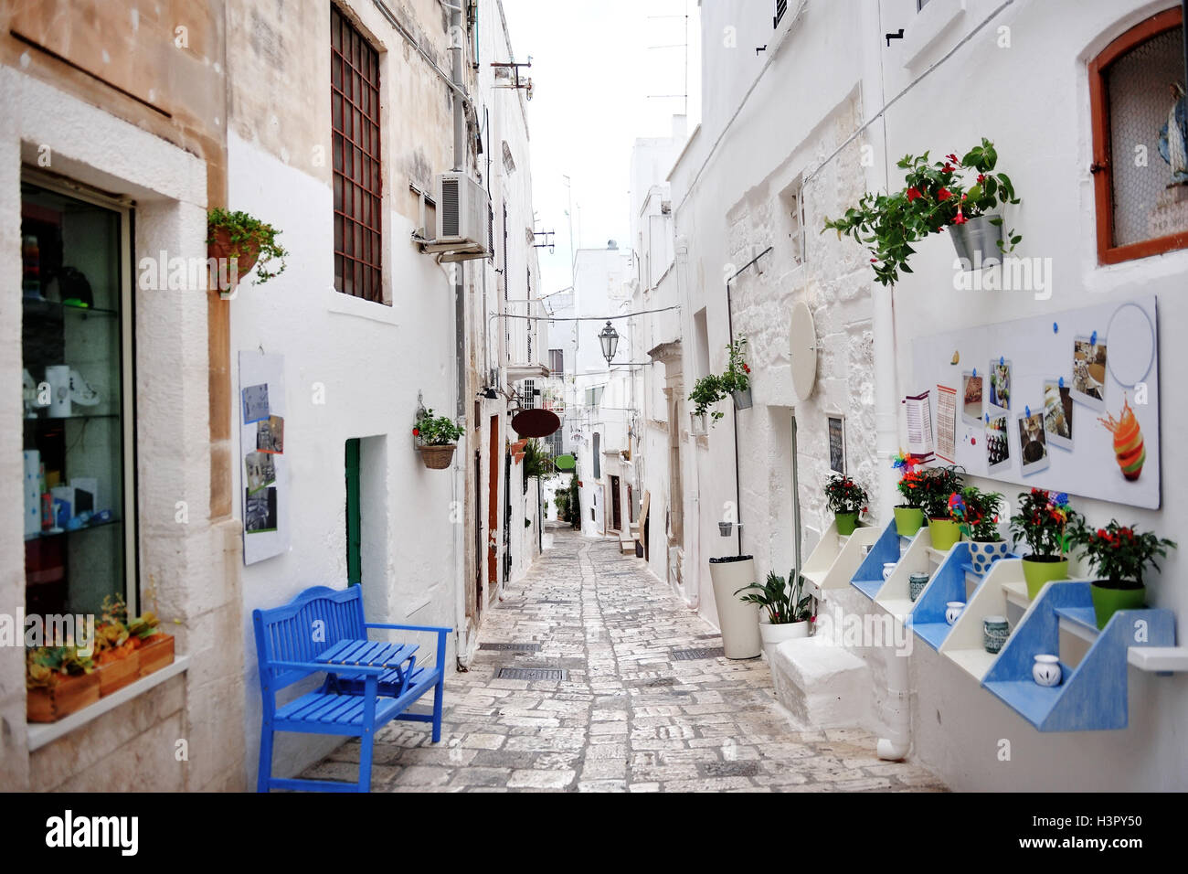 Apulia, Italia - callejón característico de la ciudad blanca Ostuni Foto de stock