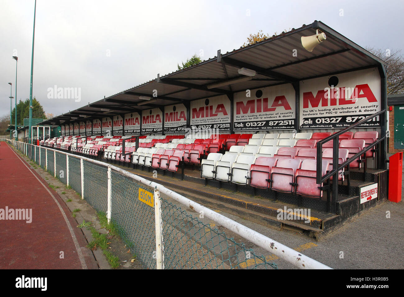 Una vista general del lado oriental de la tierra - AFC Hornchurch vs Wingate & Finchley - Ryman Premier Division de la liga de fútbol en el estadio en Hornchurch, Puente Avenue, Upminster, Essex - 30/11/13 Foto de stock