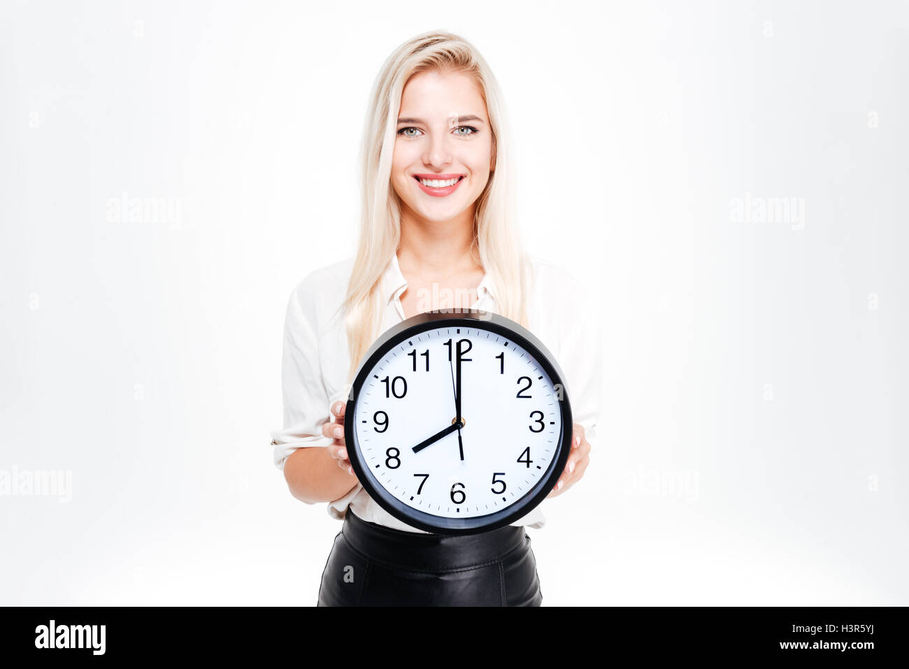 La empresaria sonriente sosteniendo gran reloj aislado sobre un fondo  blanco y mirando a la cámara Fotografía de stock - Alamy
