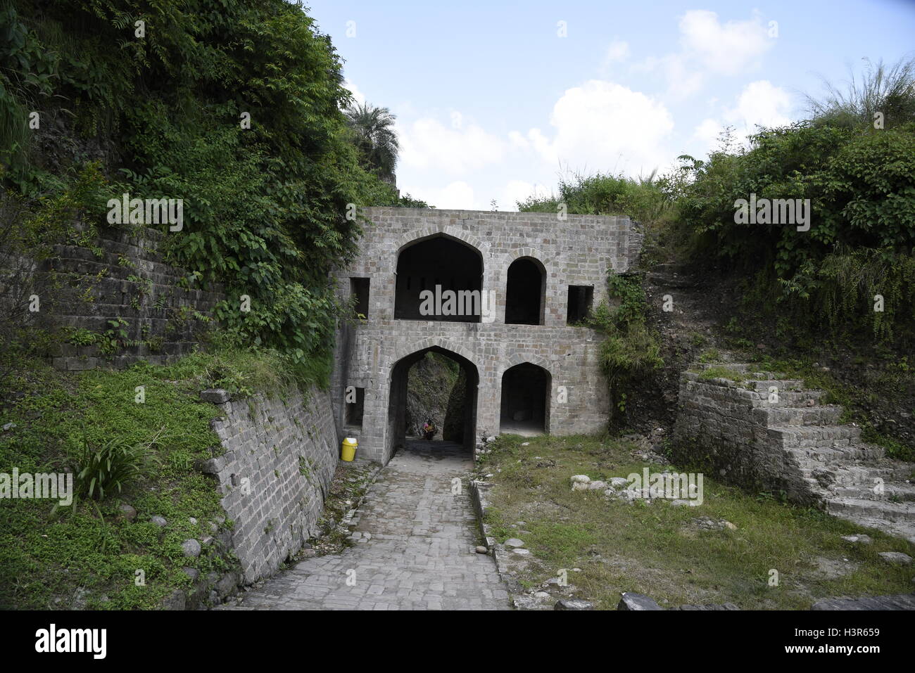 La arquitectura histórica Kangra Fort está situado a 20 kilómetros de la ciudad de Dharamsala, en las afueras de Kangra, India. Foto de stock