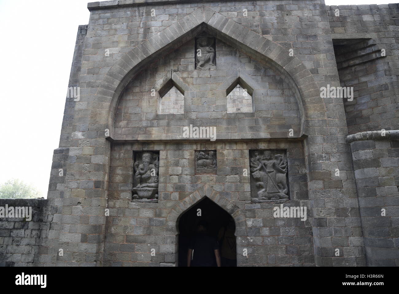 La arquitectura histórica Kangra Fort está situado a 20 kilómetros de la ciudad de Dharamsala, en las afueras de Kangra, India. Foto de stock