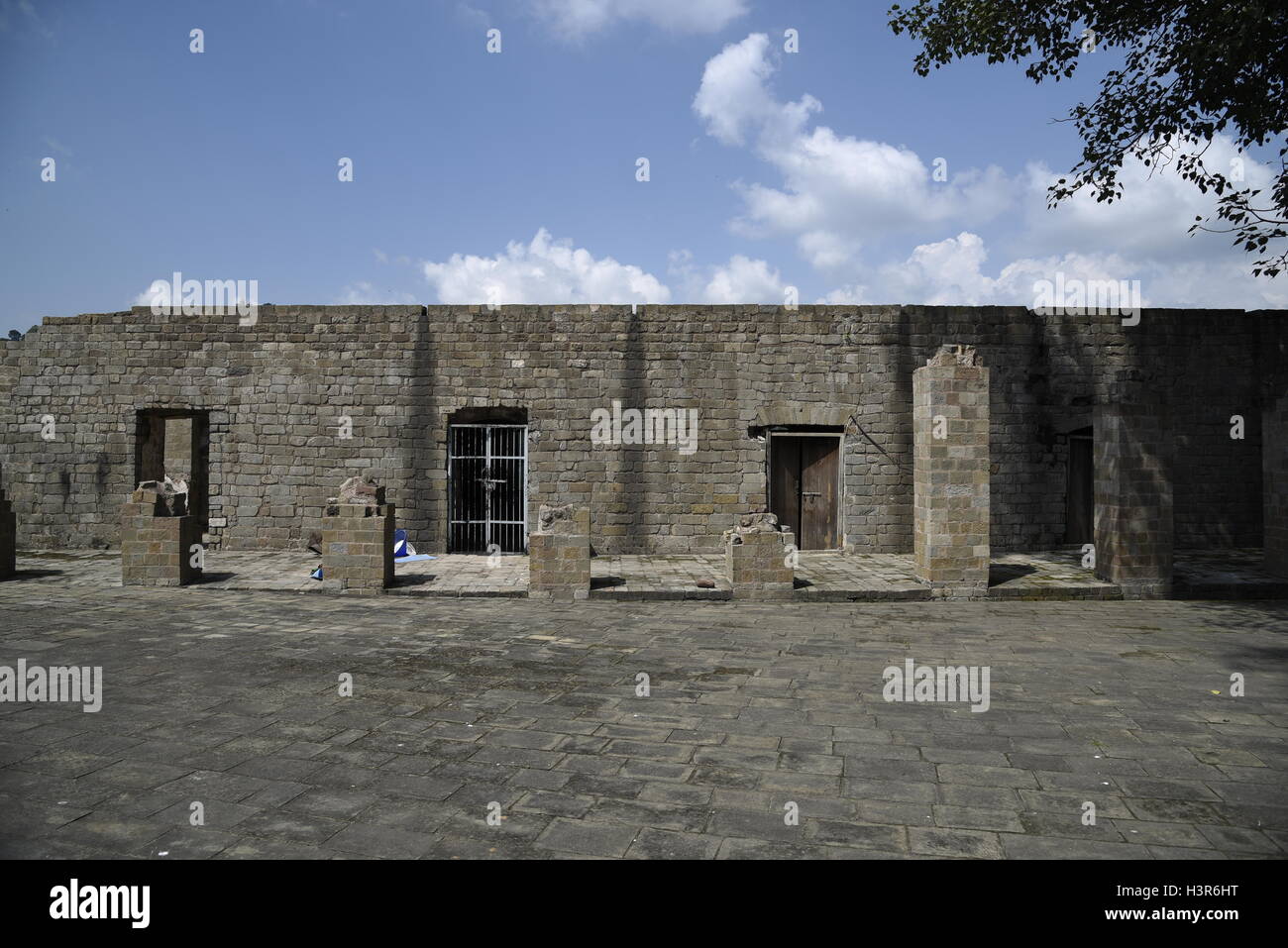 La arquitectura histórica Kangra Fort está situado a 20 kilómetros de la ciudad de Dharamsala, en las afueras de Kangra, India. Foto de stock