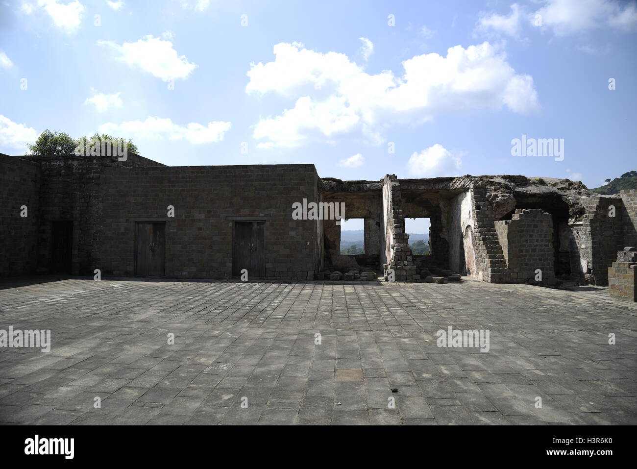 La arquitectura histórica Kangra Fort está situado a 20 kilómetros de la ciudad de Dharamsala, en las afueras de Kangra, India. Foto de stock