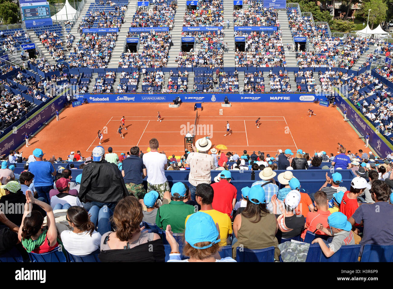 BARCELONA - Abr 26: espectadores de la ATP Barcelona Open Banc Sabadell, Conde de Godó torneo. Foto de stock