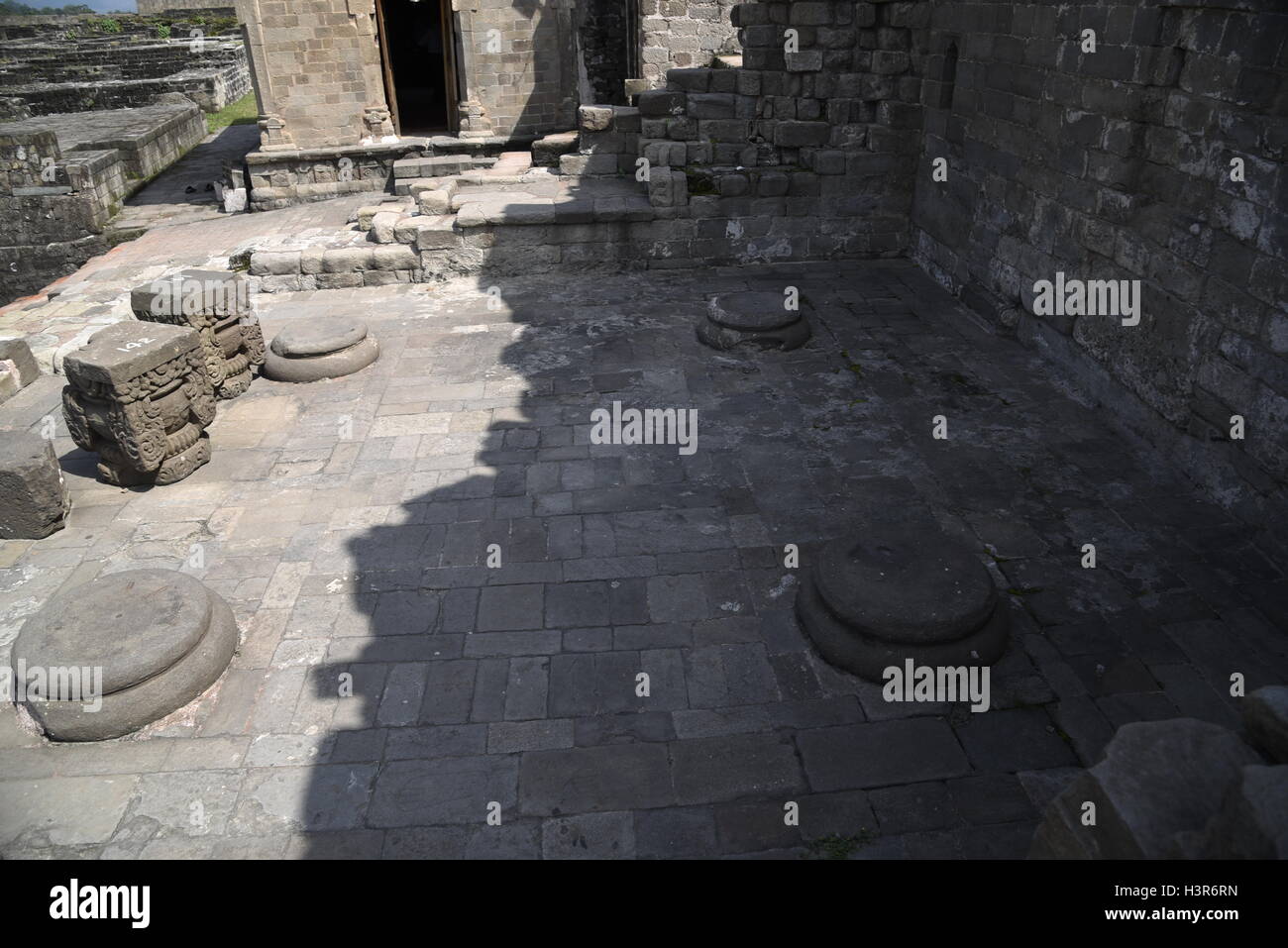 La arquitectura histórica Kangra Fort está situado a 20 kilómetros de la ciudad de Dharamsala, en las afueras de Kangra, India. Foto de stock