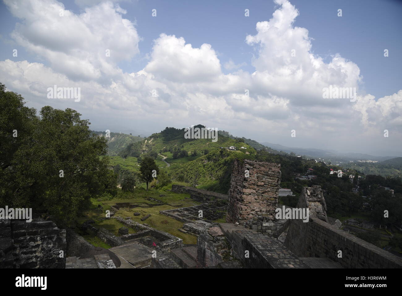 La arquitectura histórica Kangra Fort está situado a 20 kilómetros de la ciudad de Dharamsala, en las afueras de Kangra, India. Foto de stock