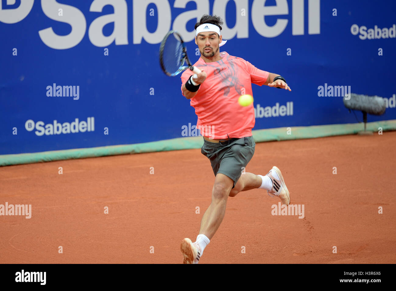 BARCELONA - apr 24: Fabio Fognini (Jugador de tenis de Italia) desempeña en la ATP Barcelona Open. Foto de stock