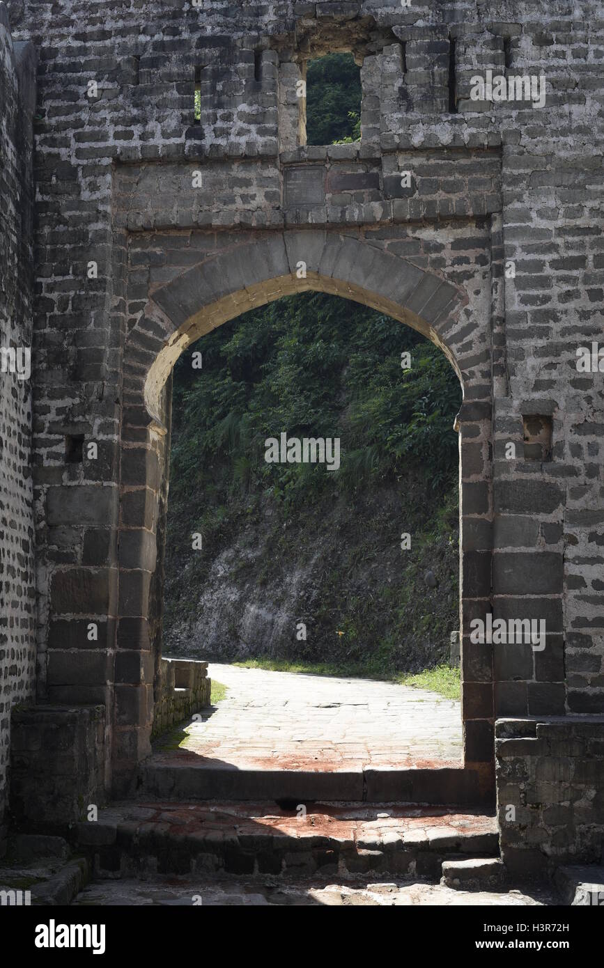 La arquitectura histórica Kangra Fort está situado a 20 kilómetros de la ciudad de Dharamsala, en las afueras de Kangra, India. Foto de stock