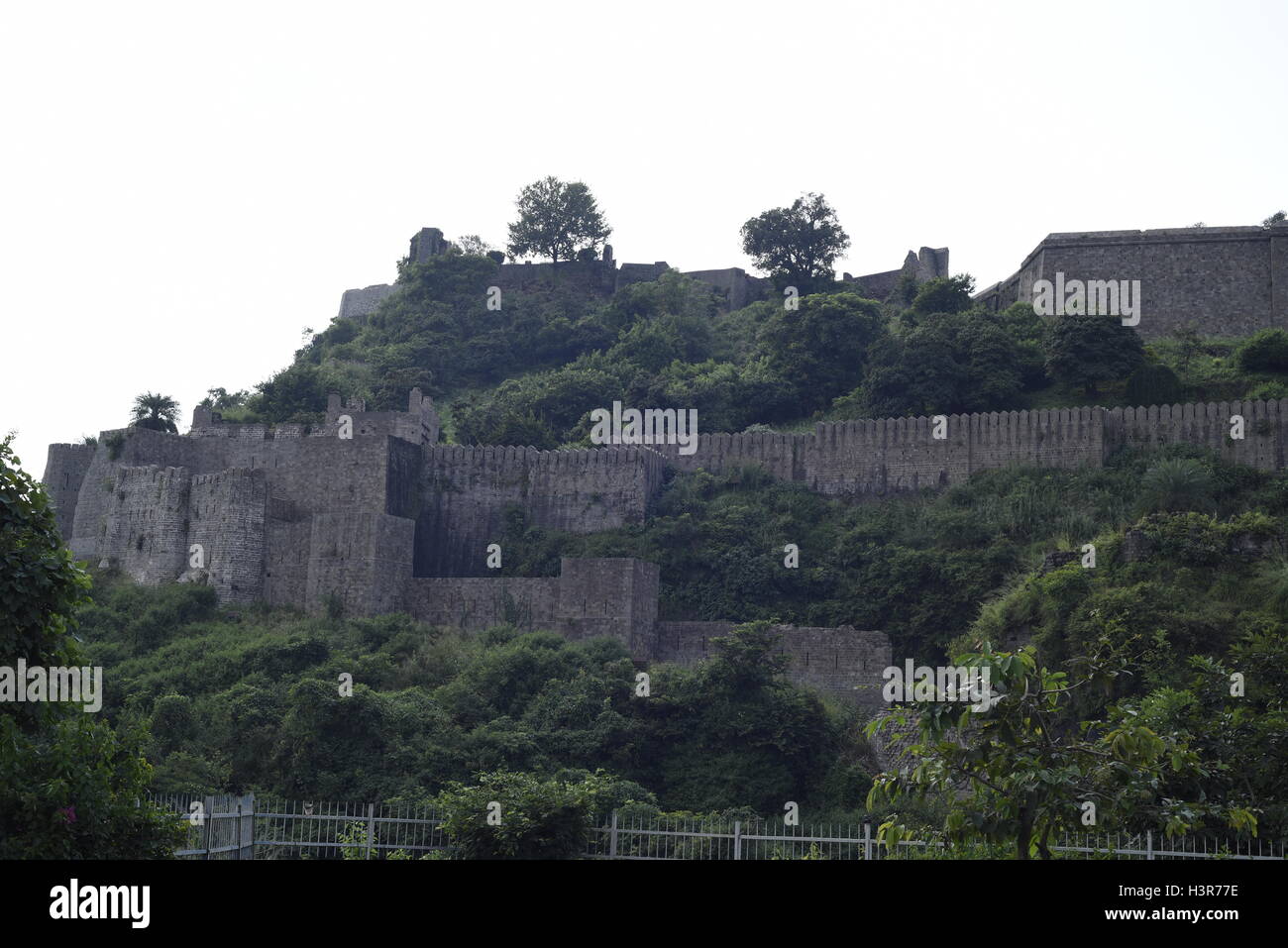 La arquitectura histórica Kangra Fort está situado a 20 kilómetros de la ciudad de Dharamsala, en las afueras de Kangra, India. Foto de stock