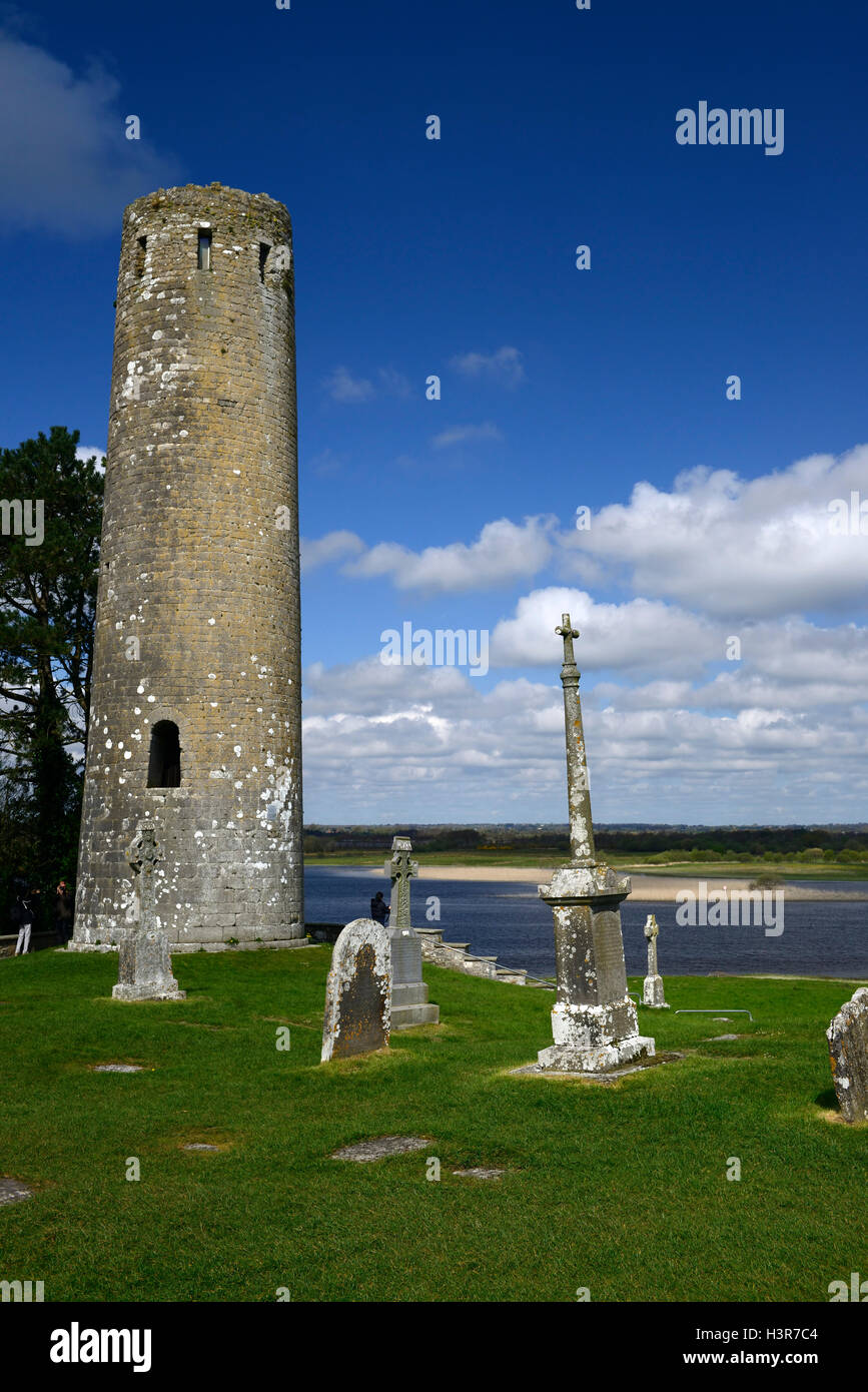 Clonmacnoise gran cruz alta cruz de piedra tallada conjunto monástico religión monumento Monasterio de religiosas Offaly RM Irlanda Foto de stock