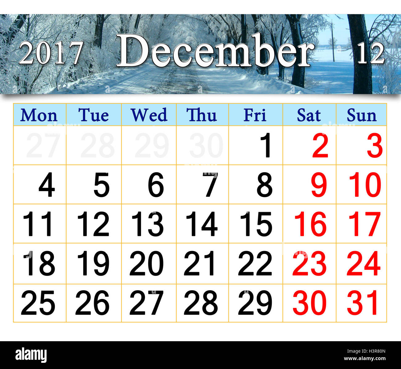 Calendario de diciembre de 2017 con la carretera de invierno y los árboles de escarcha como un cuento Foto de stock