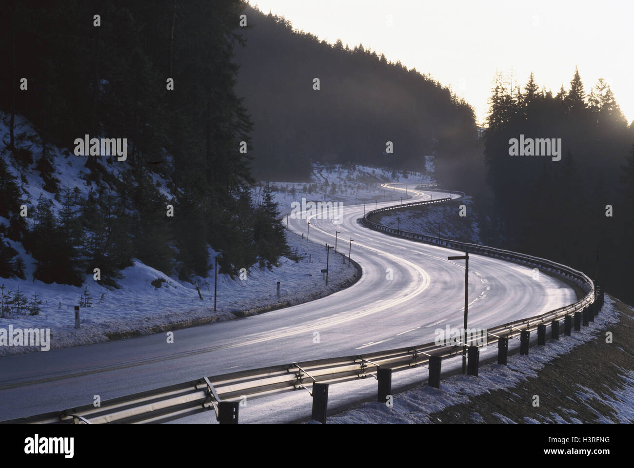 Paisaje de montaña, la autopista federal, invierno de Alemania, la Alta Baviera, Baviera, región de terraplén, Walchensee, calle, carretera de montaña, curvas, la nieve Foto de stock