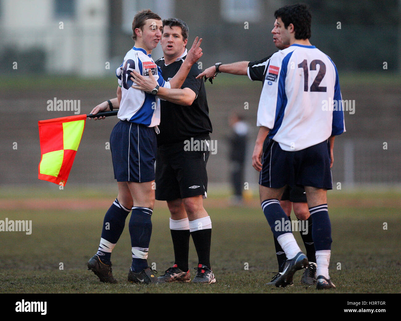 Templa flare durante la segunda mitad - Waltham Forest vs Romford Ryman - División de la Liga Norte de fútbol en el estadio Cricklefields - 06/02/10 Foto de stock