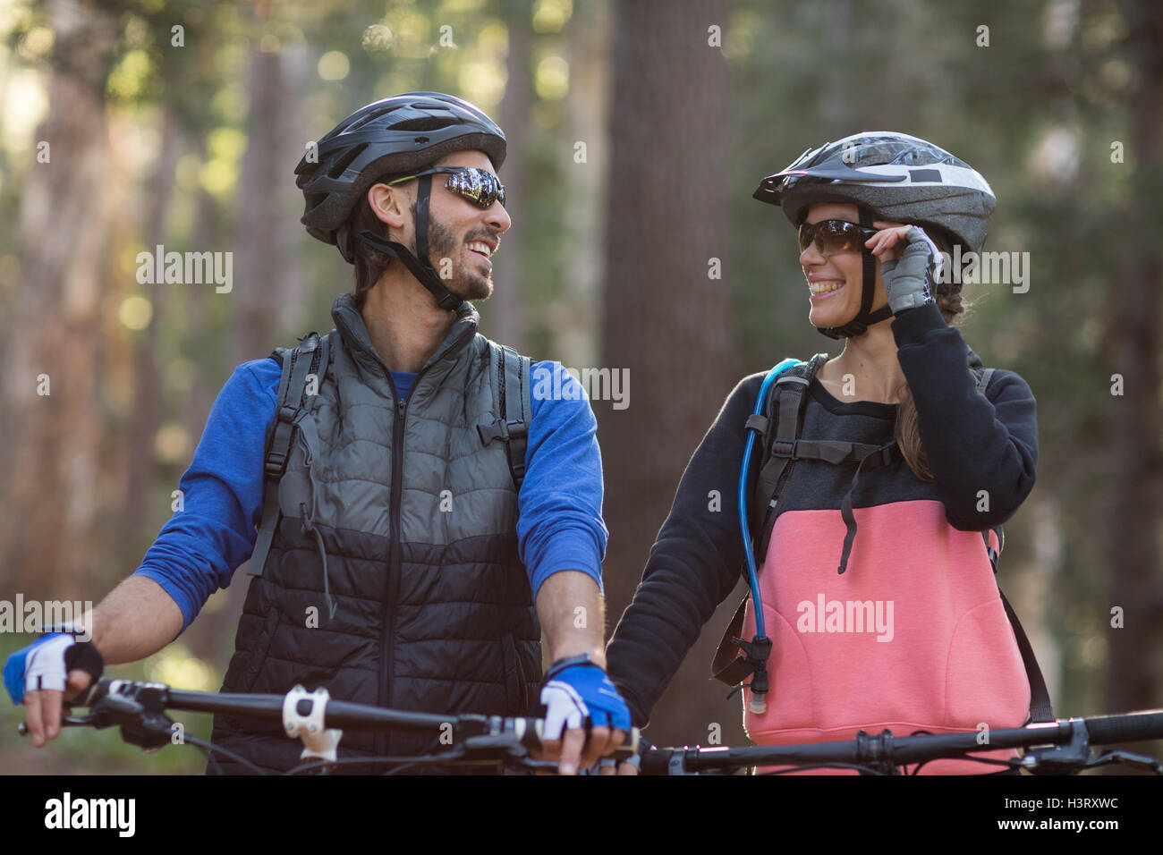 Fondos de Pantalla Manillar Dos Niñas Casco Gafas Guante Bicicleta