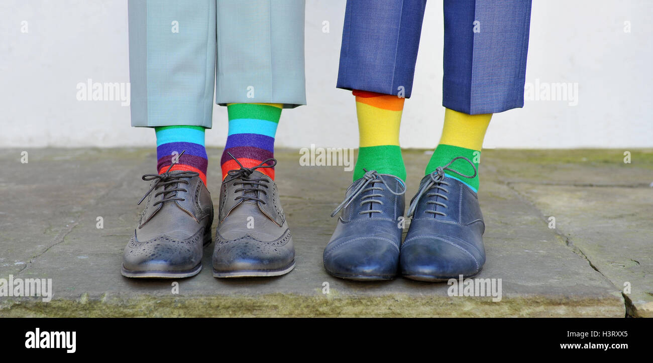 Dos hombres de pie con calcetines de rayas coloridas en Foto de stock