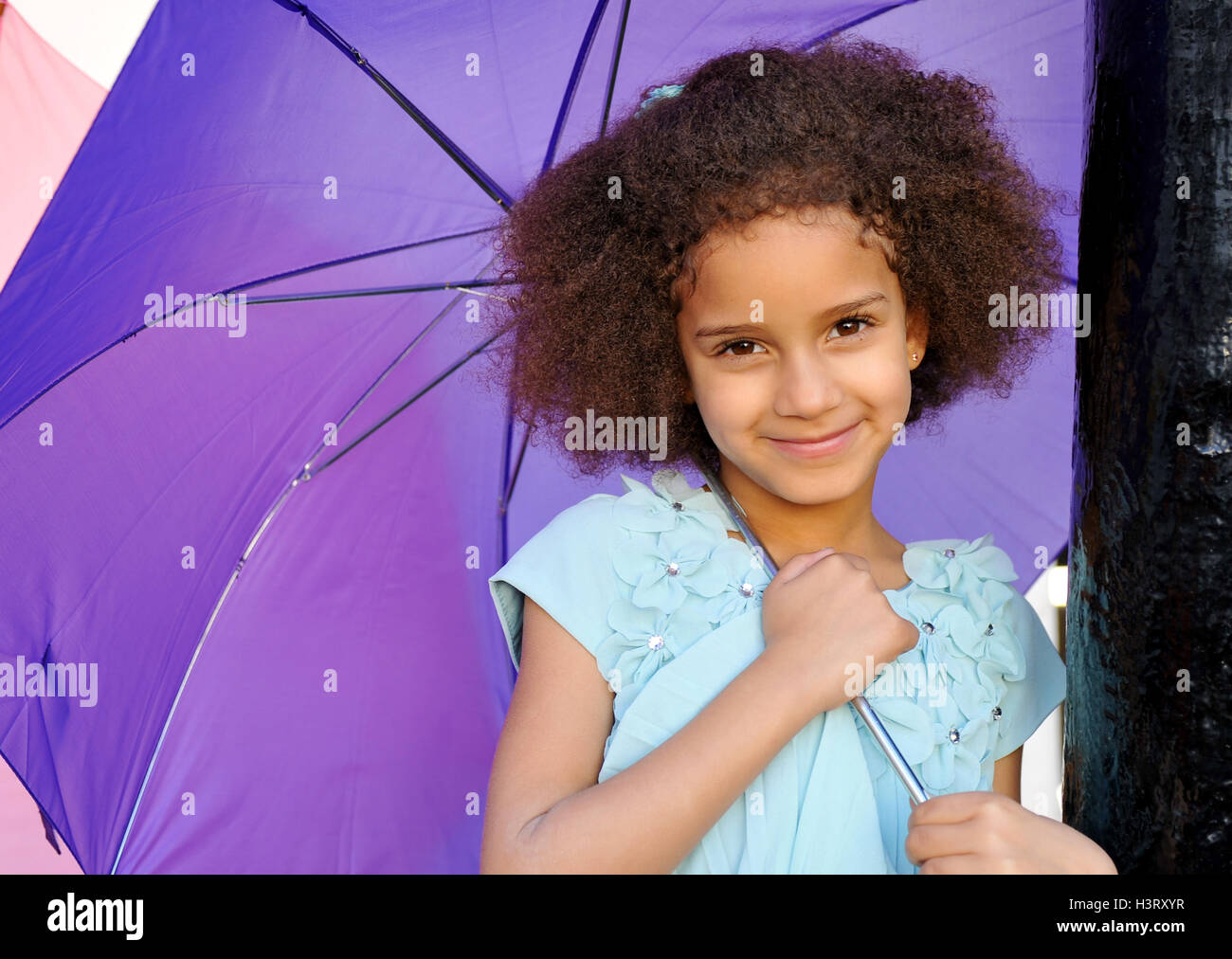 Niño sosteniendo un paraguas Foto de stock