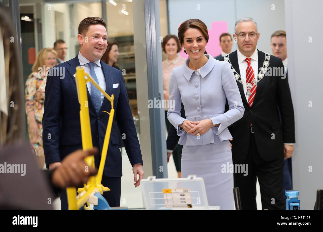 La duquesa de Cambridge durante una visita al espacio de trabajo de Bouwkeet en Rotterdam, Países Bajos. Foto de stock