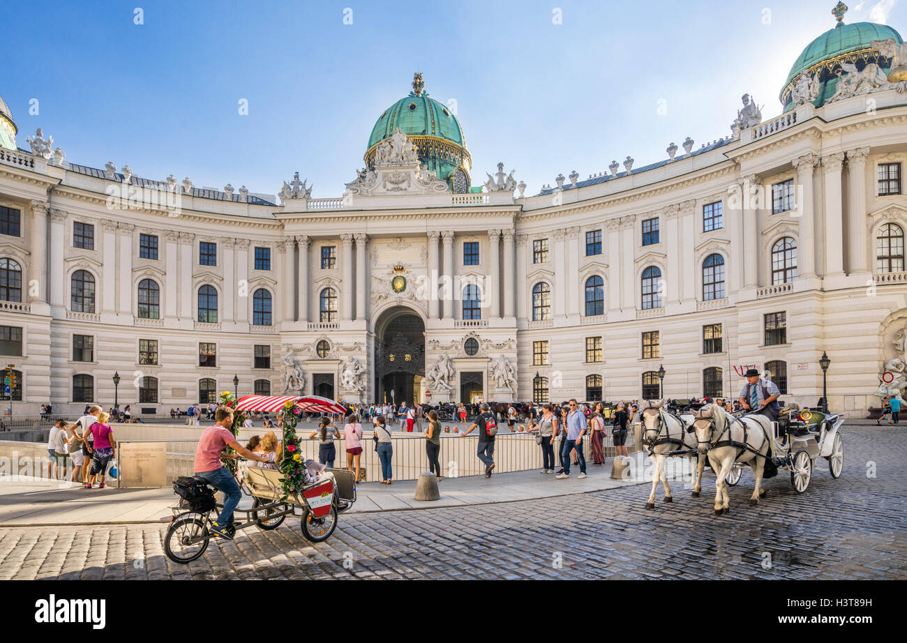 Austria, Viena, Michaelerplatz, vista del complejo palaciego de Hofburg Viena Foto de stock