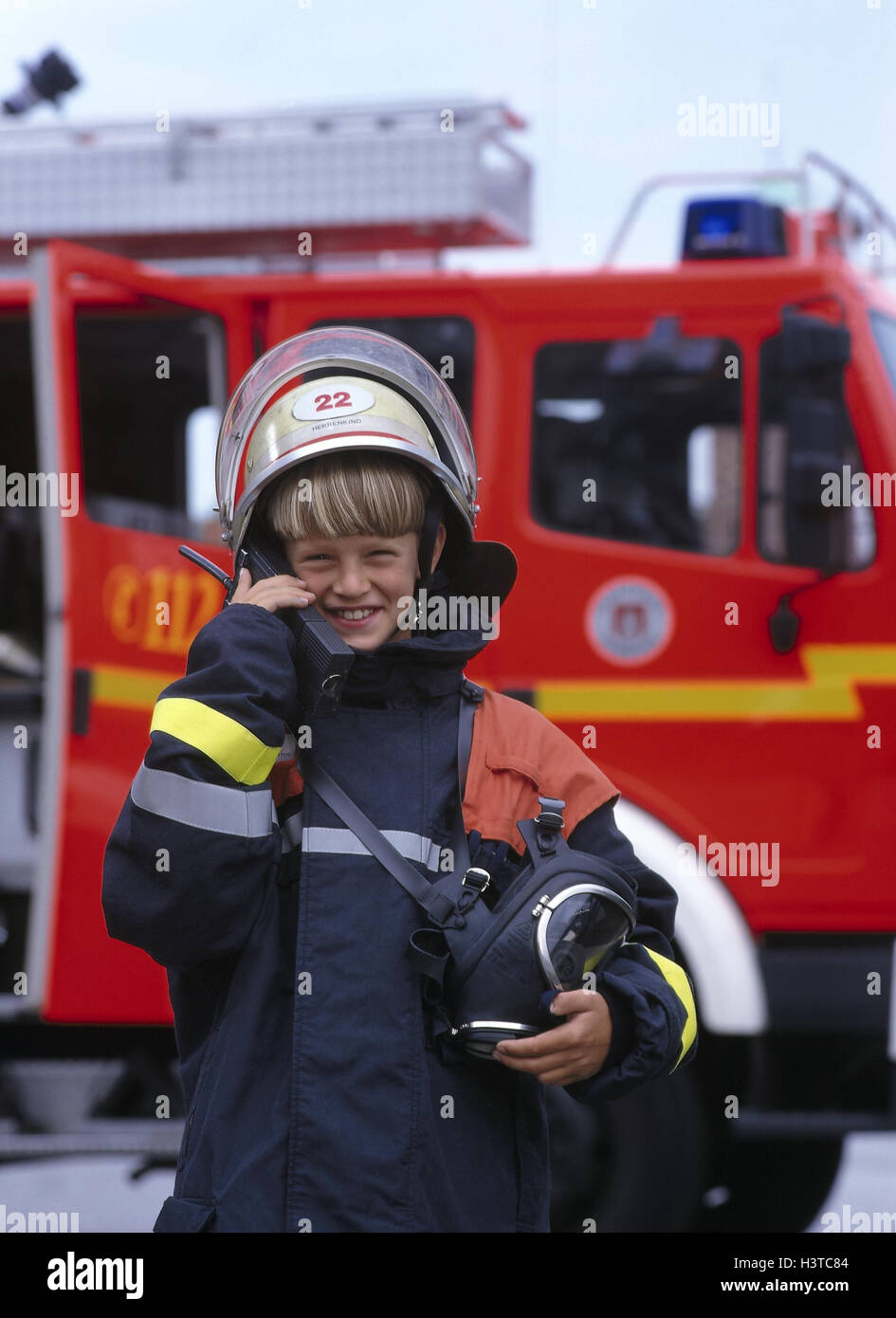 Niño En Traje De Bombero Y Casco Aislados En Blanco Fotos, retratos,  imágenes y fotografía de archivo libres de derecho. Image 9190622