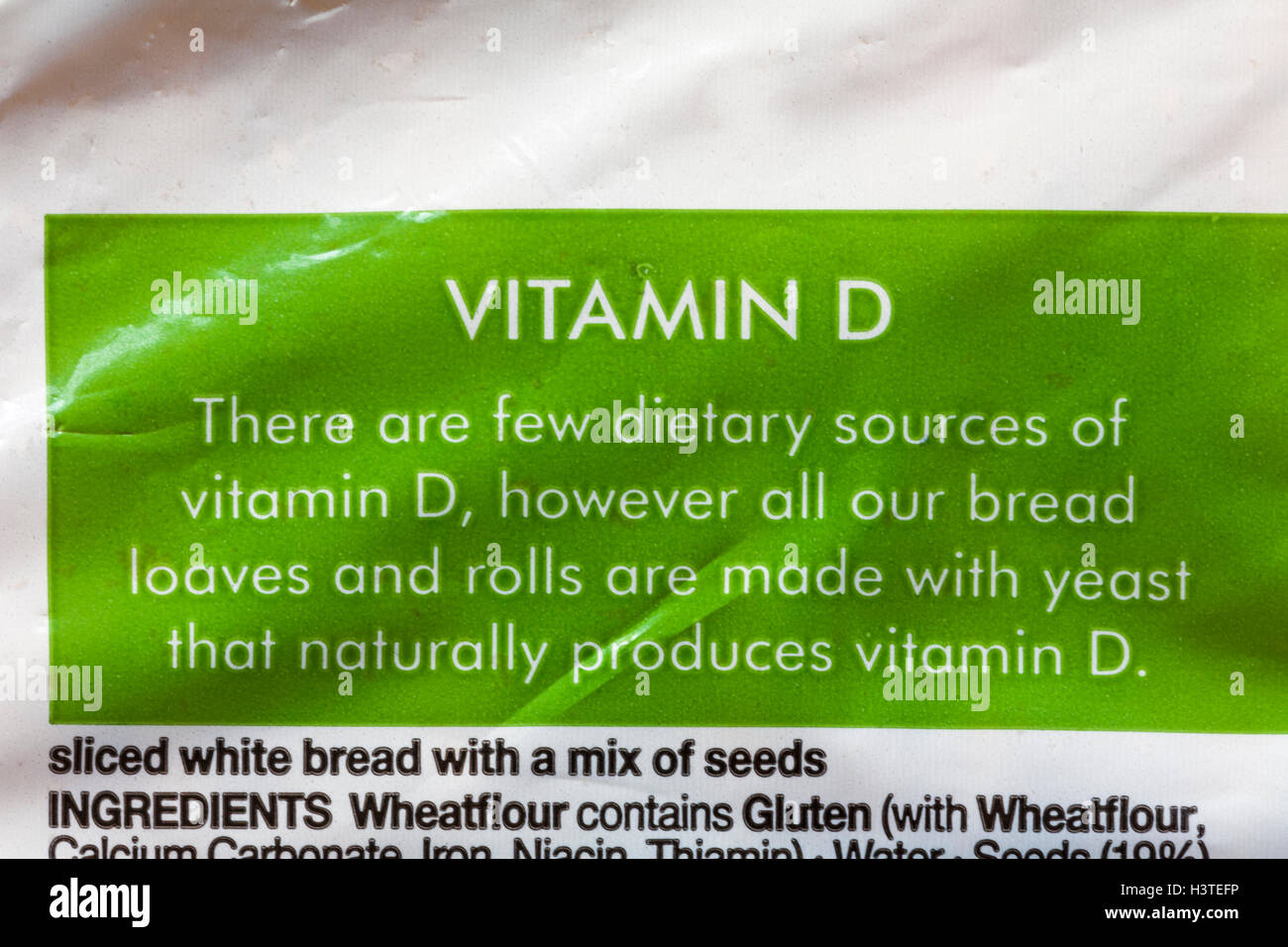 Vitamina D información sobre hogaza de M&S Super promocionados pan - rodajas de pan blanco con una mezcla de semillas Foto de stock