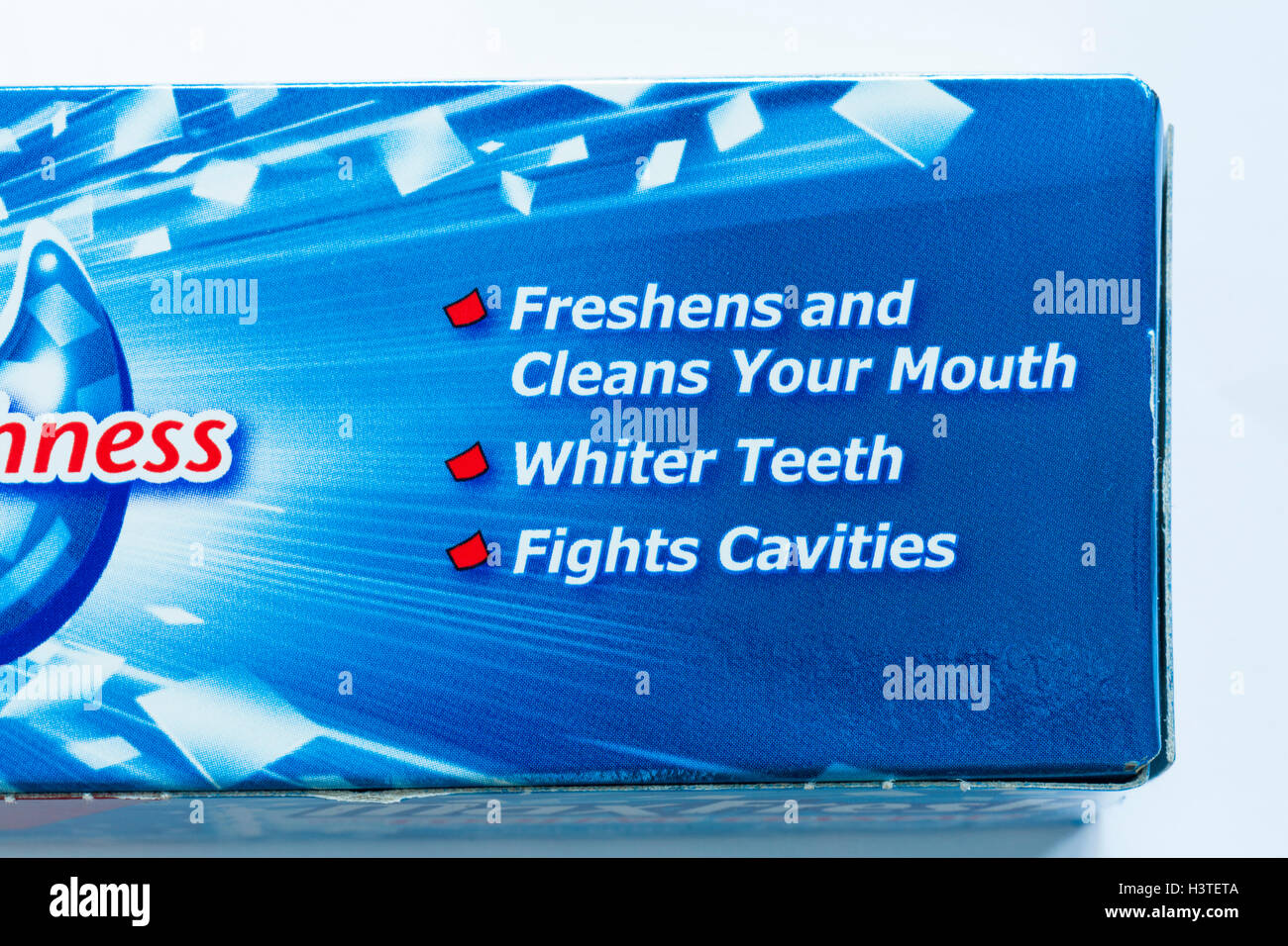 Información sobre caja de crema dental con fluoruro Colgate MaxFresh con cristales de refrigeración cool mint Foto de stock