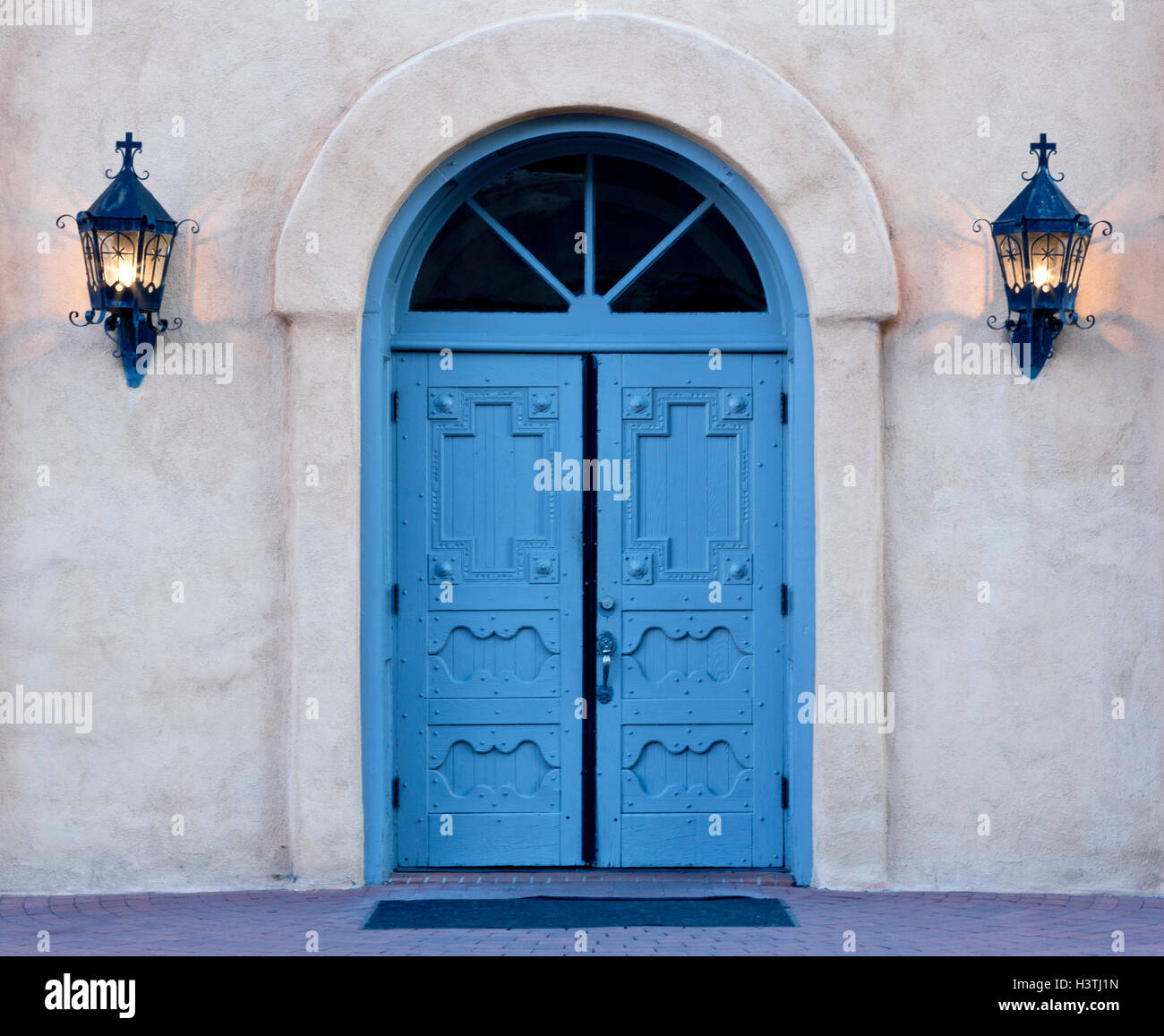 Puertas de la iglesia pintadas de azul fotografías e imágenes de alta  resolución - Alamy