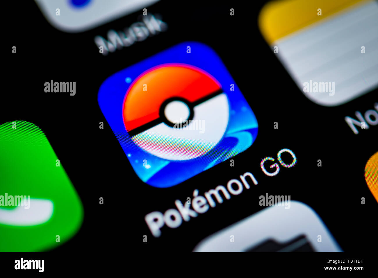 La pantalla del smartphone con Pokémon ir app icono en detalle Fotografía  de stock - Alamy