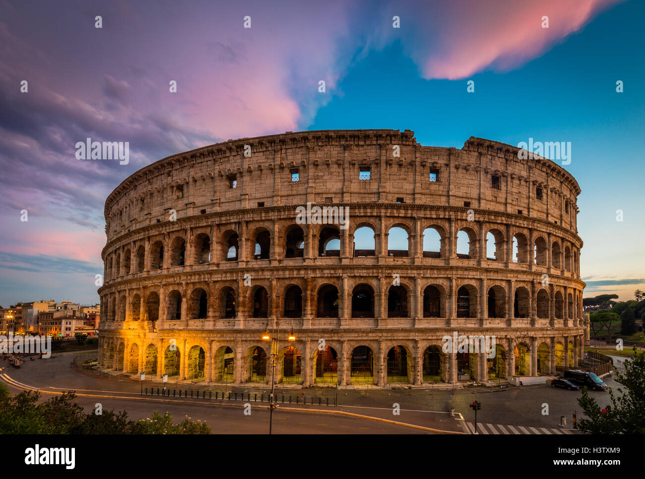 El Coliseo, el anfiteatro más grande en el mundo, es un anfiteatro elíptico en el centro de la ciudad de Roma, Italia Foto de stock