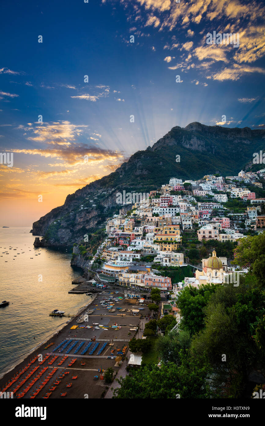 Positano es una población y comuna en la Costa Amalfitana, en Campania, Italia Foto de stock