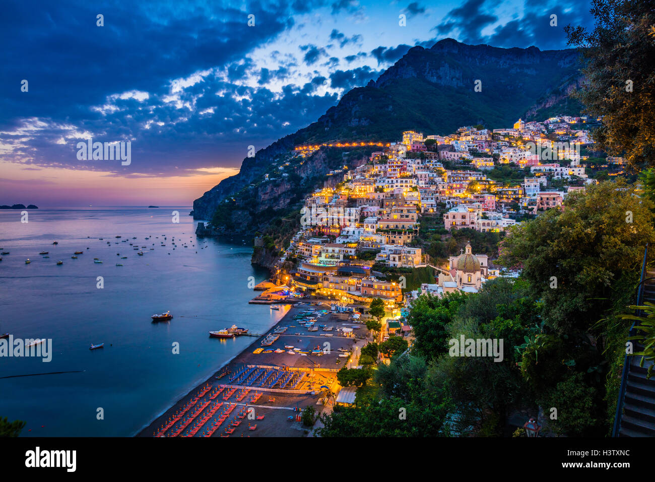 Positano es una población y comuna en la Costa Amalfitana, en Campania, Italia Foto de stock