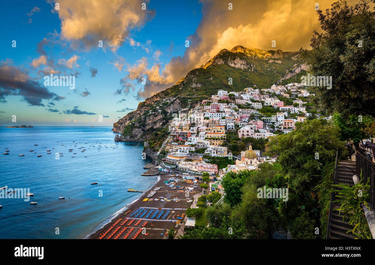 Positano es una población y comuna en la Costa Amalfitana, en Campania, Italia Foto de stock