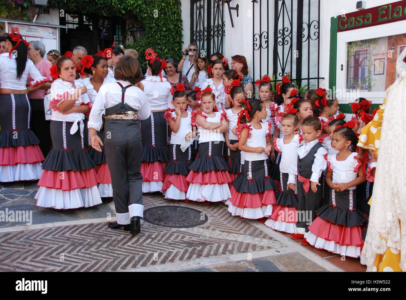 Los niños españoles en la vestimenta tradicional de pie en la calle durante  la Romería de San Bernabé, Marbella, España Fotografía de stock - Alamy
