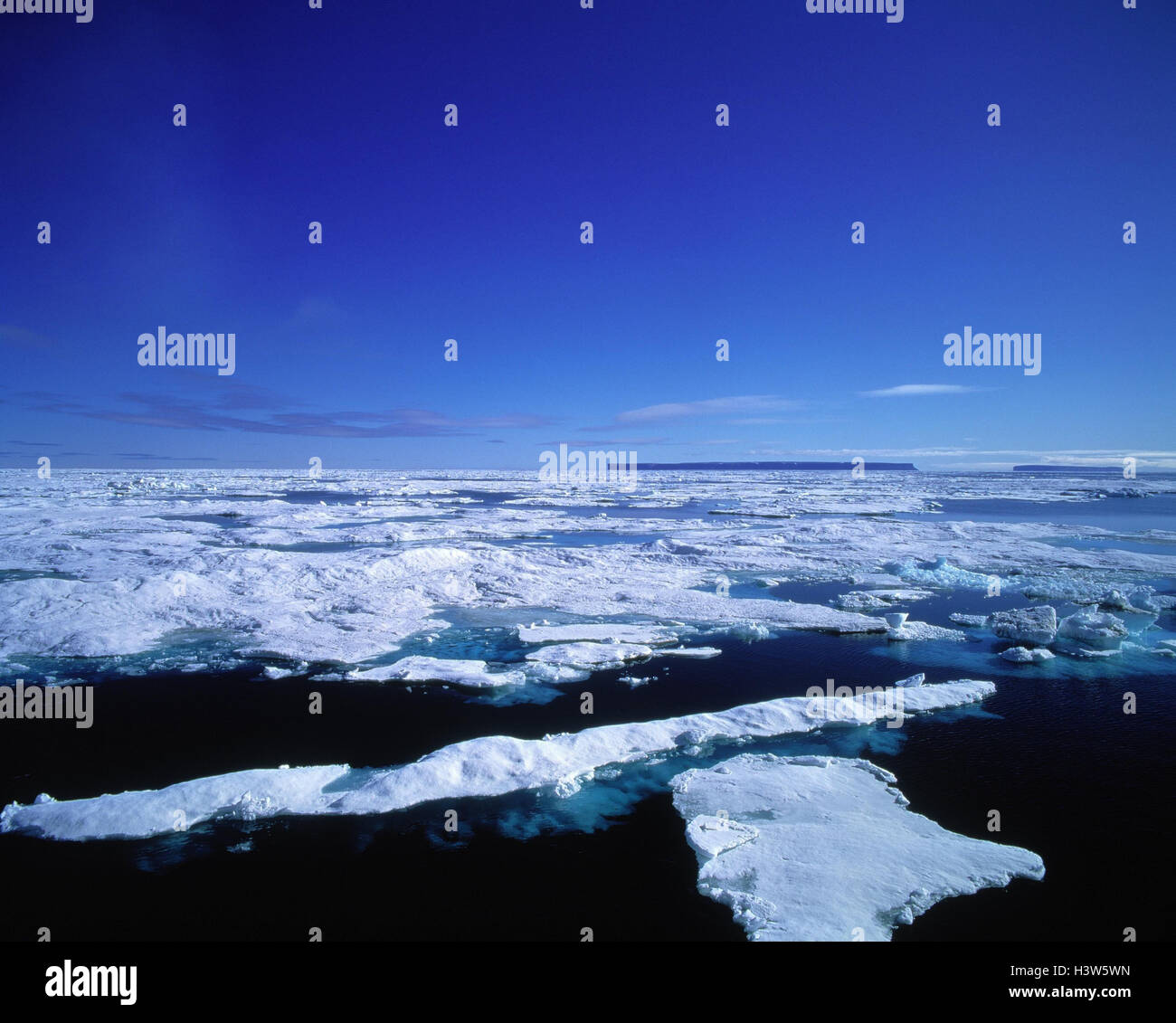Canadá, el Ártico, el Lancaster Sound, el mar de hielo, el hielo, el Océano Antártico, témpanos de hielo a la deriva,, el mar de hielo, agua de mar, se congeló, fríamente, frío, azul Foto de stock