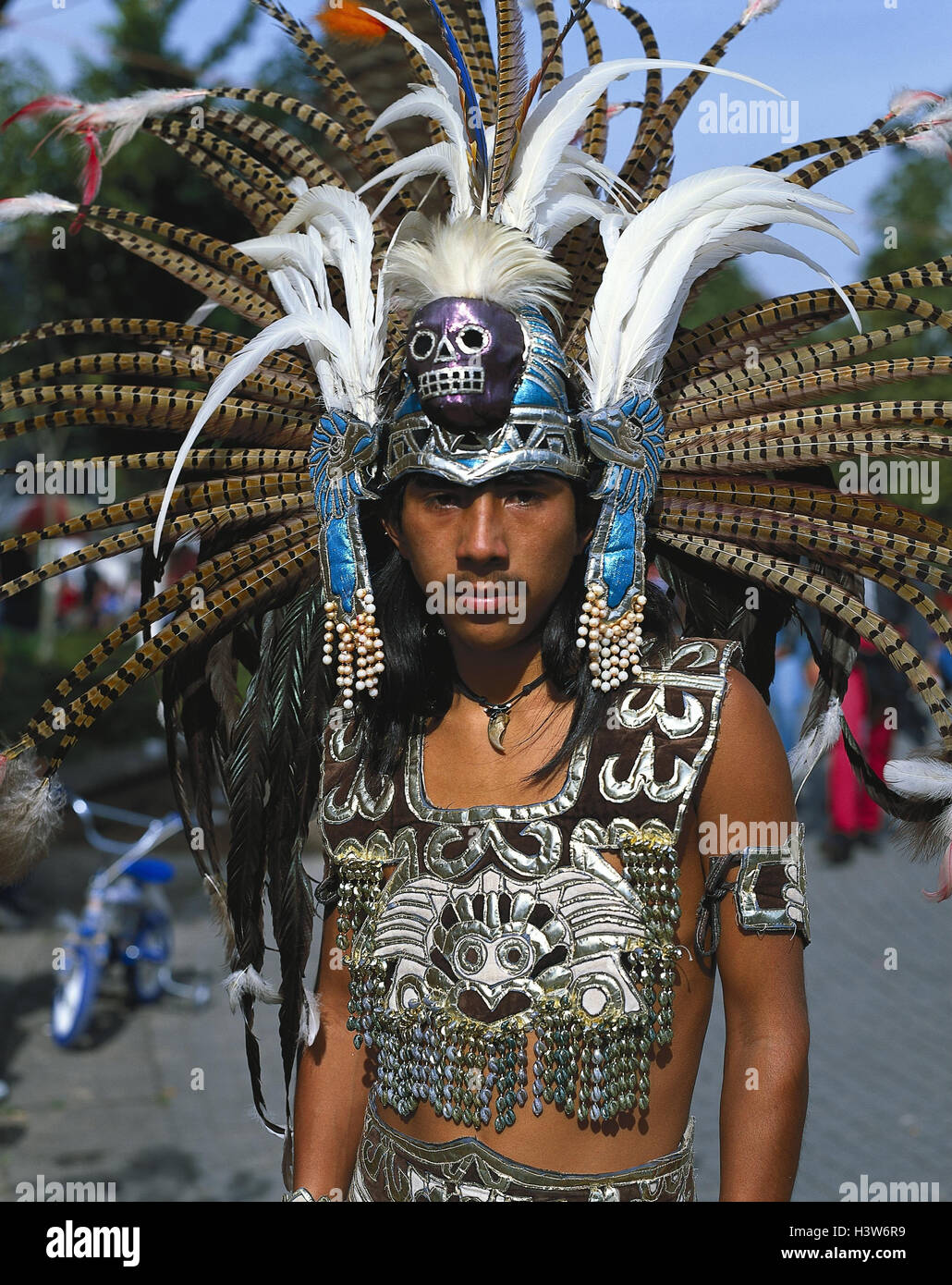México, India, Halbportrtät, fuera, América Central, el hombre, joven, de bigote, ropa, tradicionalmente, la tradición, el folclore, la pluma, la cepa de joyería india Fotografía de stock - Alamy