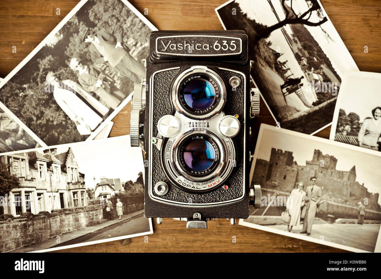 Vintage Yashica camera y fotografías Foto de stock