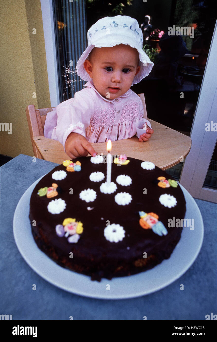 Fiesta de cumpleaños de niños, infantil silla, torta de cumpleaños, primer  cumpleaños, velas, dentro, en casa, 1 año, niño, niña Fotografía de stock -  Alamy