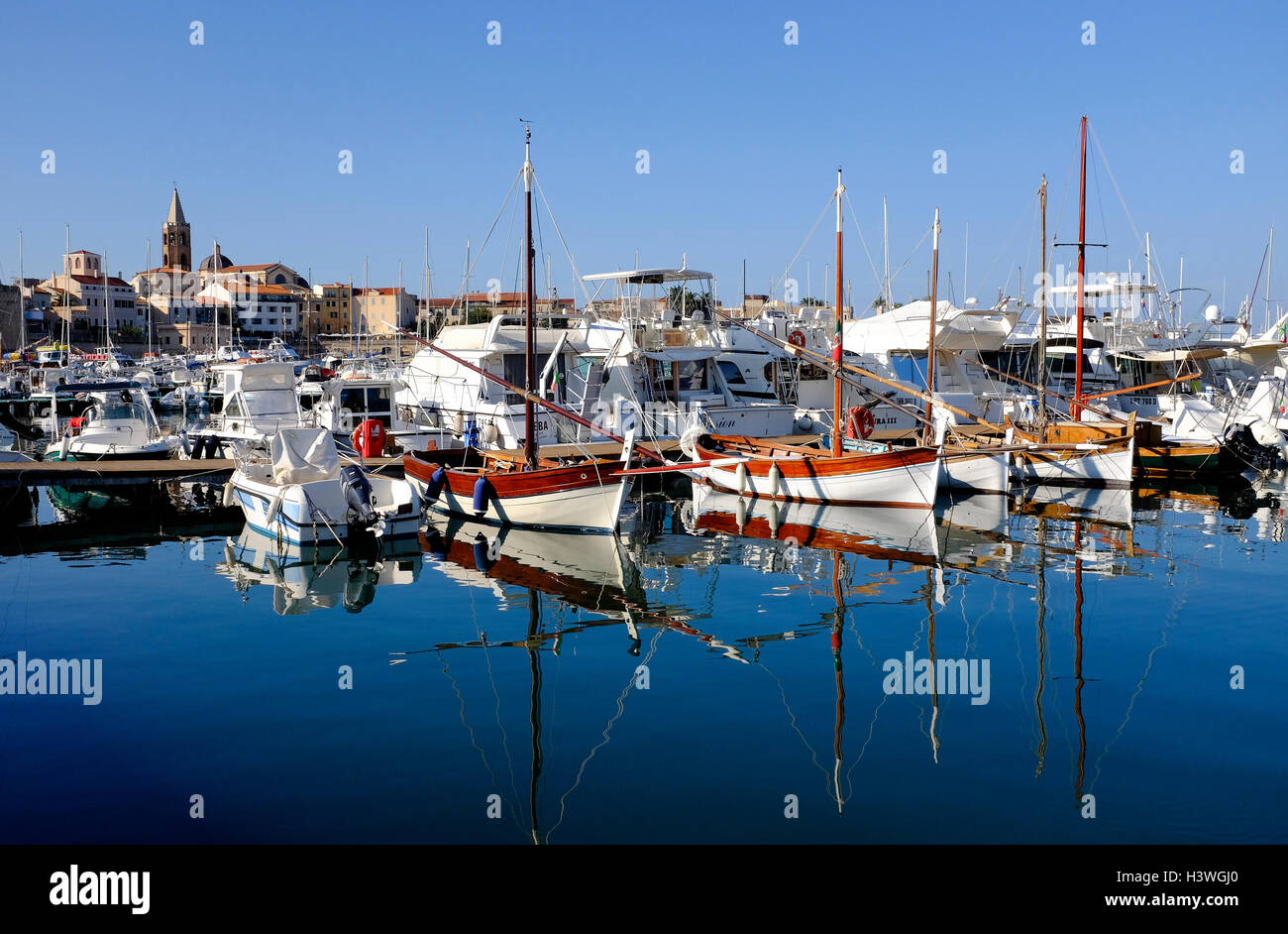 puerto deportivo en alghero, cerdeña, italia Foto de stock