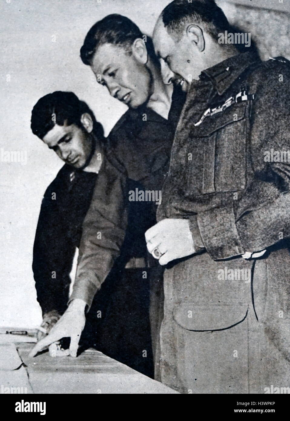 Fotografía de dos observadores militares americanos con el Griego general comandante de una división de montaña cerca de Koziani operativo, durante la Segunda Guerra Mundial. Fecha Siglo XX Foto de stock