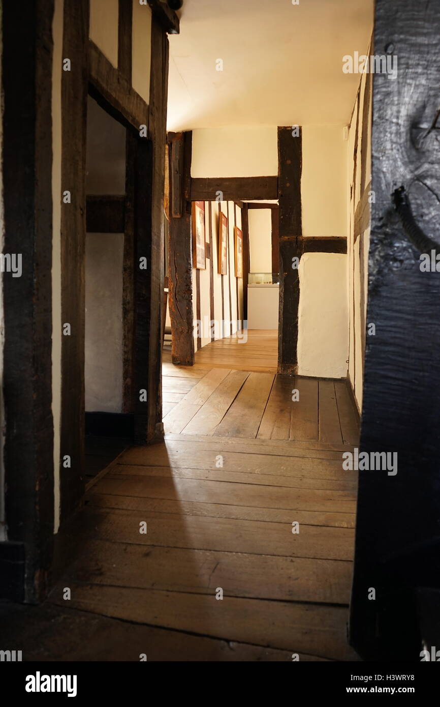 Entramado de madera en el pasillo Blakesley Hall, una residencia de estilo Tudor, Blakesley Road, Yardley, Birmingham, Inglaterra. Su origen se remonta a 1590 Foto de stock