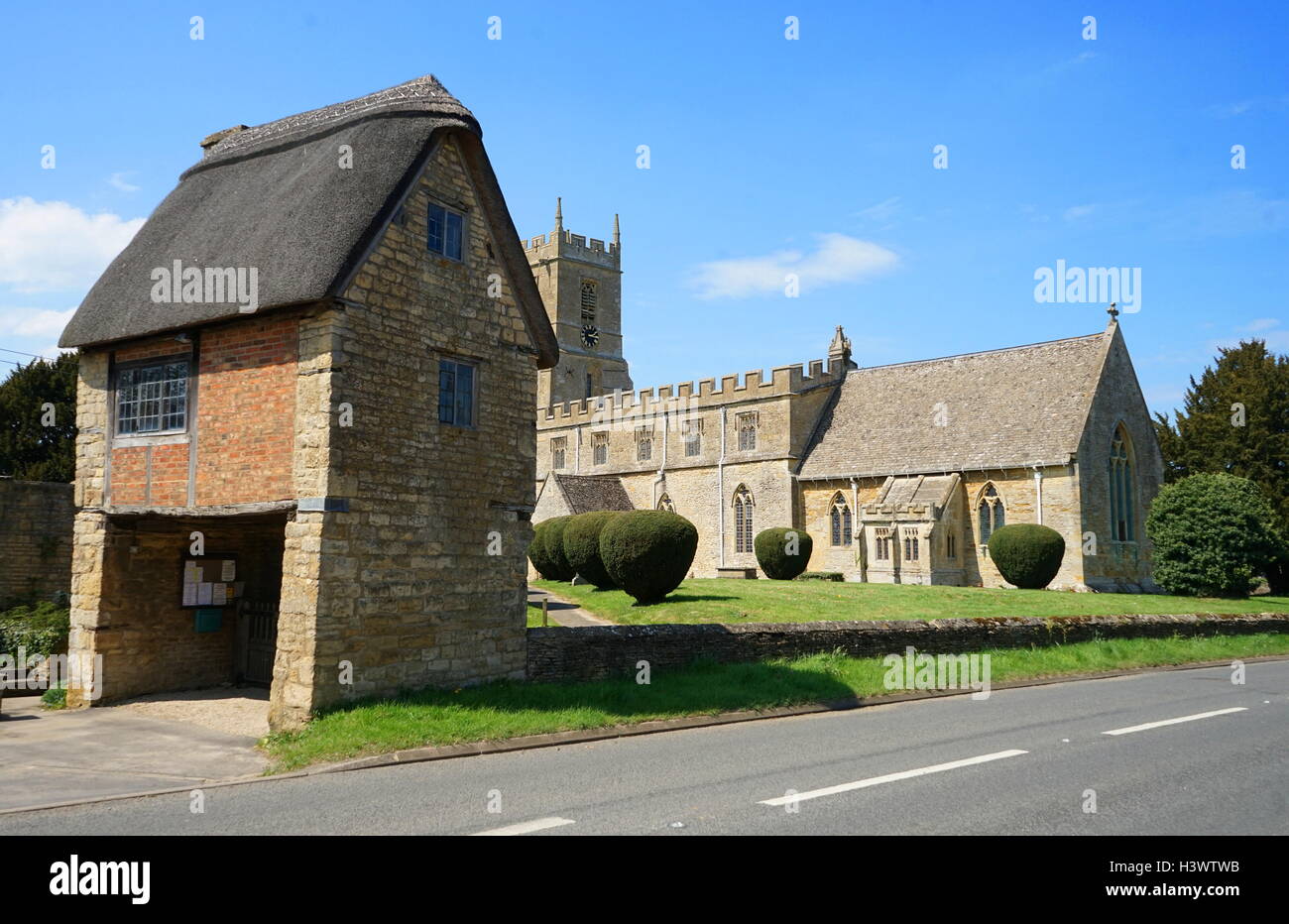 La puerta Lych en San Pedro y san Pablo C De e Iglesia, Long Compton, parte del sur de Warwickshire 7 Grupo de iglesias. La iglesia data del siglo XIII Foto de stock
