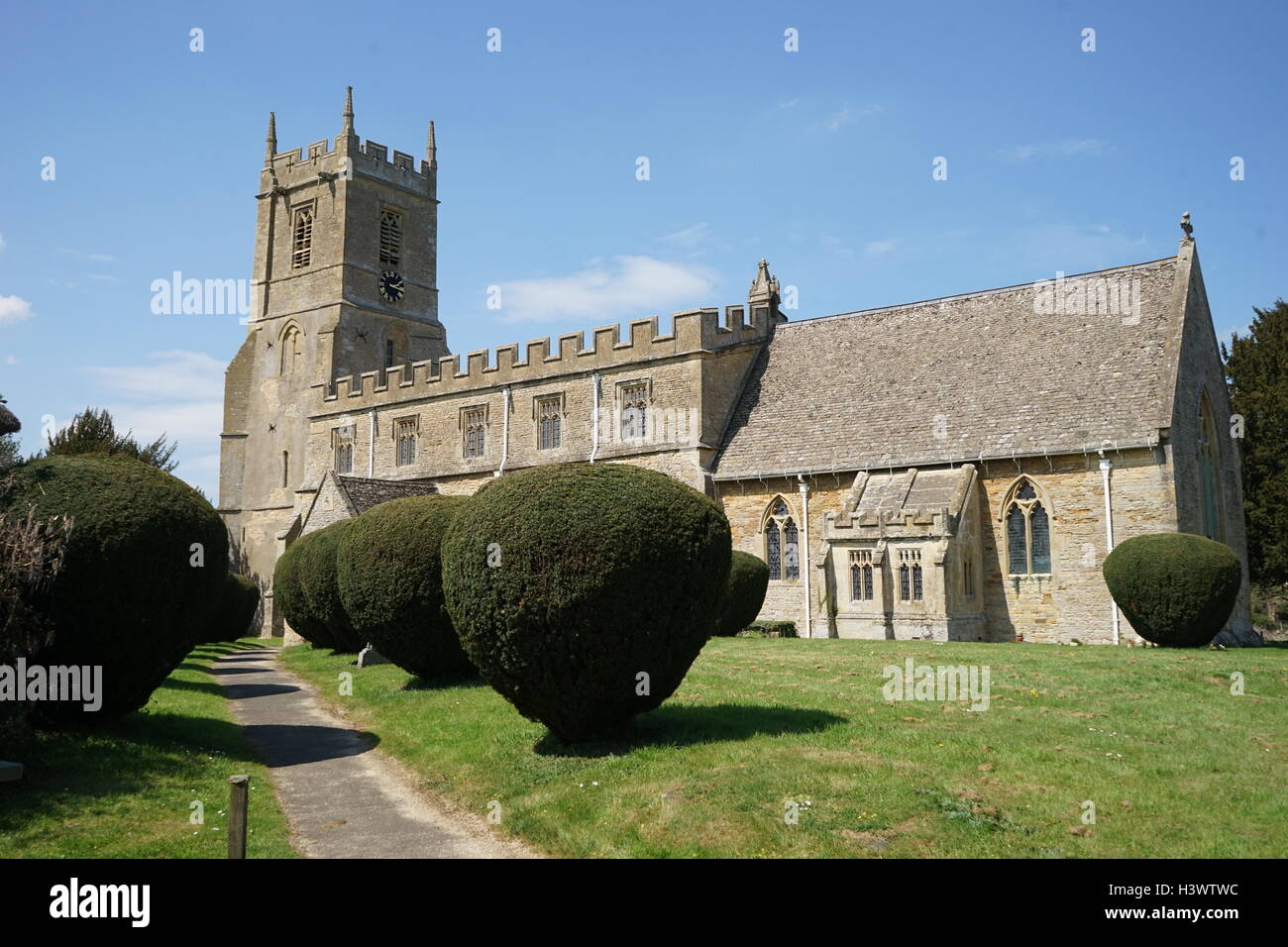 San Pedro y san Pablo C De e Iglesia, Long Compton, parte del sur de Warwickshire 7 Grupo de iglesias. La iglesia data del siglo XIII Foto de stock