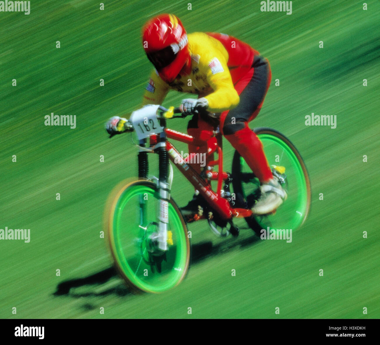 Controlador de mountain bike, Downhill, la carrera ciclista de montaña,  hombre, ropa protectora, deporte extremo, ciclismo, descenso, la velocidad,  la raza, el imprudente, piloto de carreras, peligro, desenfoque desenfoca  Fotografía de stock -