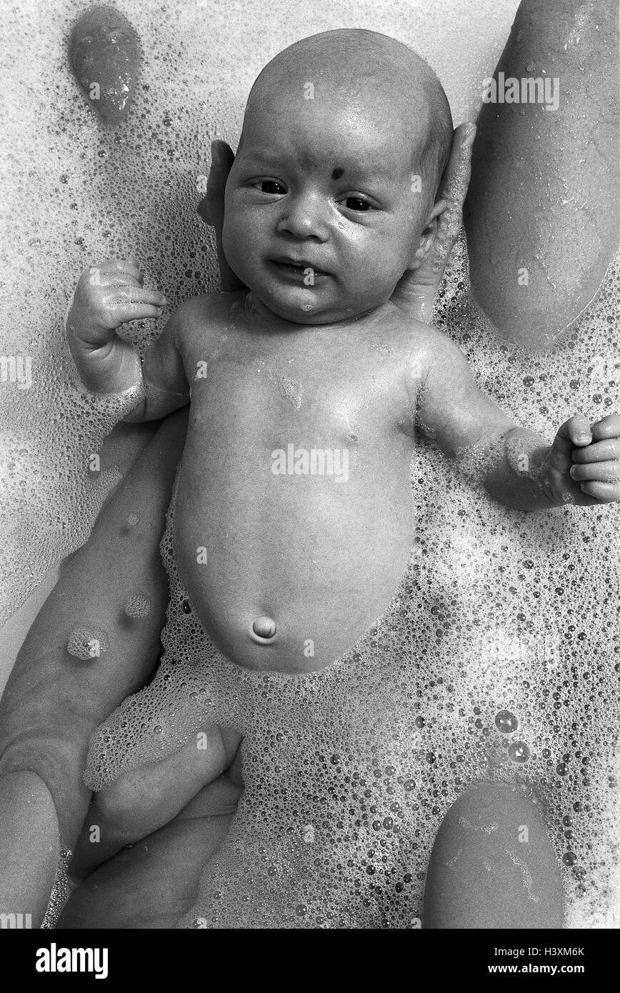 Bath, la madre, el bebé, baño de burbujas, b/w, muy cerca, en casa, bañera,  niño, infante pequeño, suavemente, el cuidado personal, el cuidado, la  higiene, el agua, espuma, buen baño, tienen un