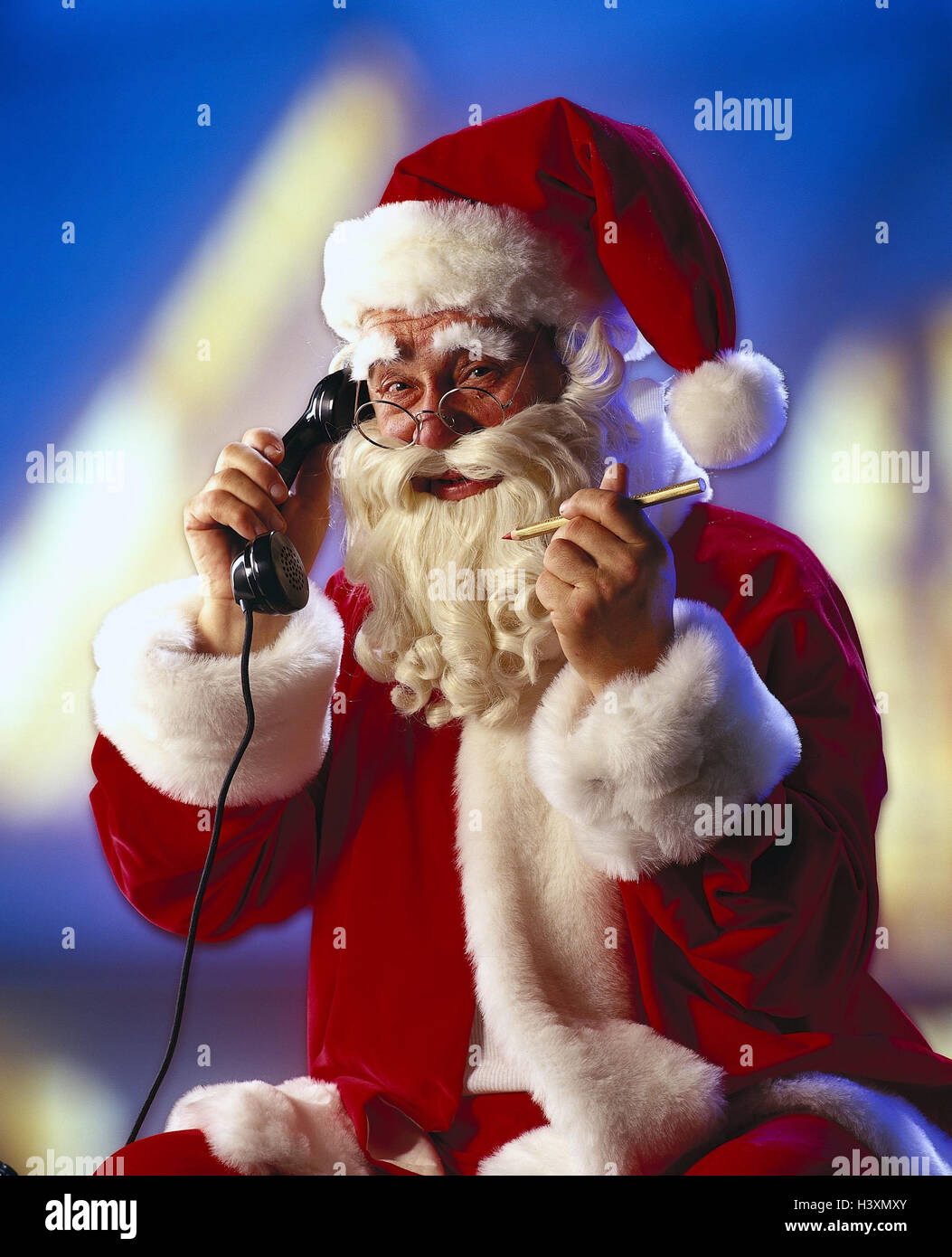 Santa Claus, llamadas de teléfono, teléfono "deseable" de la Navidad, Papá  Noel, Santa Claus, teléfono, deseos, aceptar, una llamada telefónica, la  comunicación, la pluma para escribir, escribir, citado Fotografía de stock -