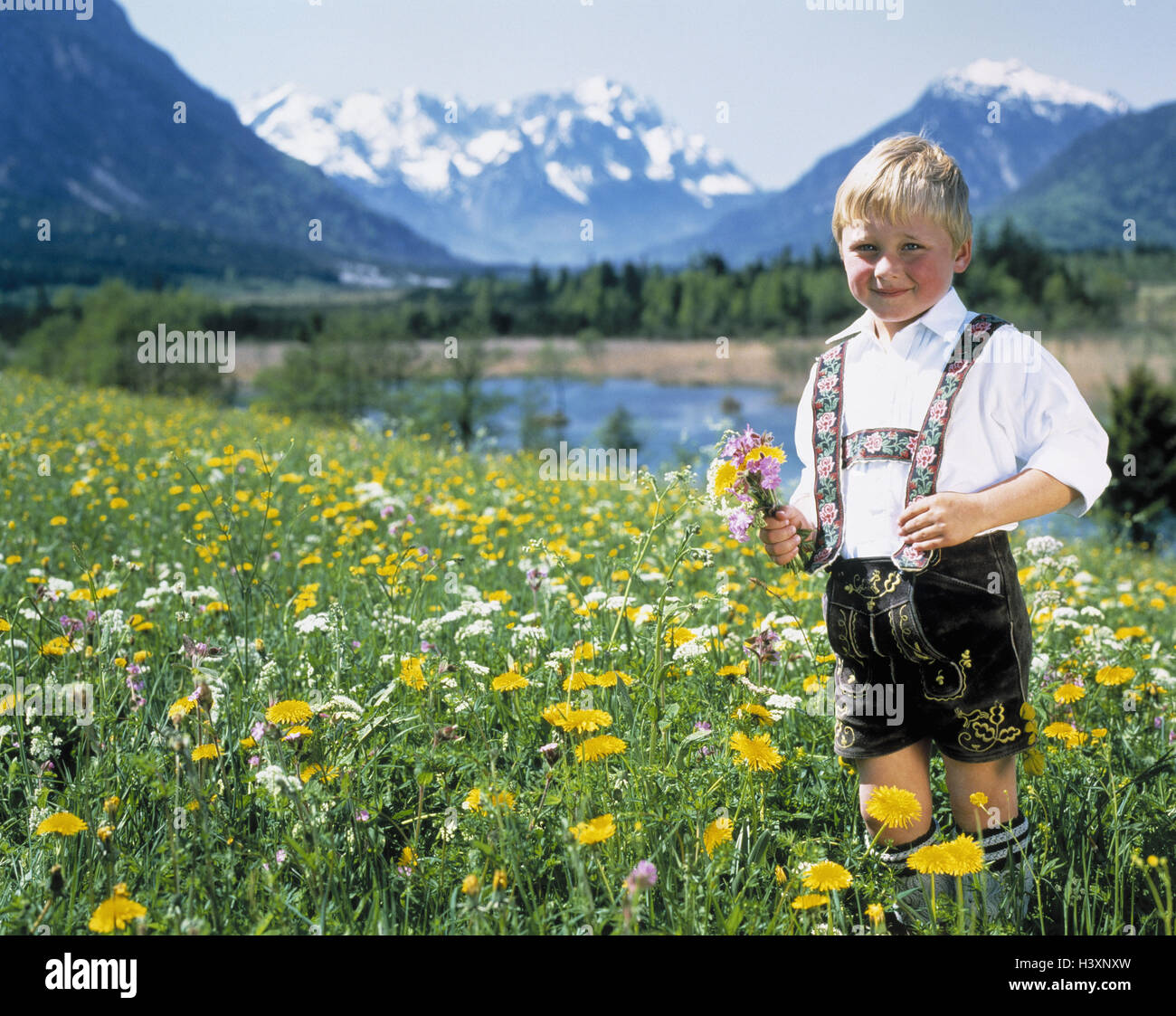 Alemania, la Alta Baviera, Loisachtal, paisaje de montaña, chico, Lago,  pradera de flores de Alemania del Sur, Baviera, montañas, prados, ramo,  Hold, pelota de cuero pantalones, traje nacional, tradición, tradiciones  rurally, flores,