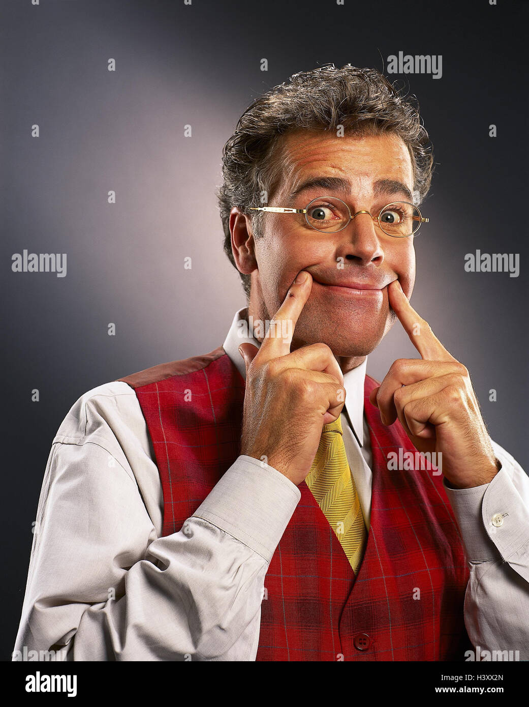 Hombre, gafas, corbata, chaleco, la cara, la boca, la esquina, la sonrisa, falsa, retrato, hombres, empresario, lamentablemente, mal humor, encubrir, reír, mejorar antinatural, humor, negativamente, de manera positiva, studio Foto de stock